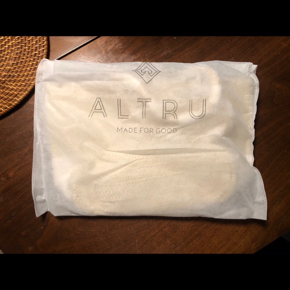 ***SOLD*** NIB Altru straw tote with tassel - Picture 7 of 7